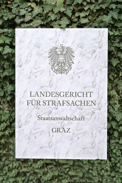 Schild auf Fakemarmor Fakestein